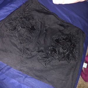 Black mini skirt w design